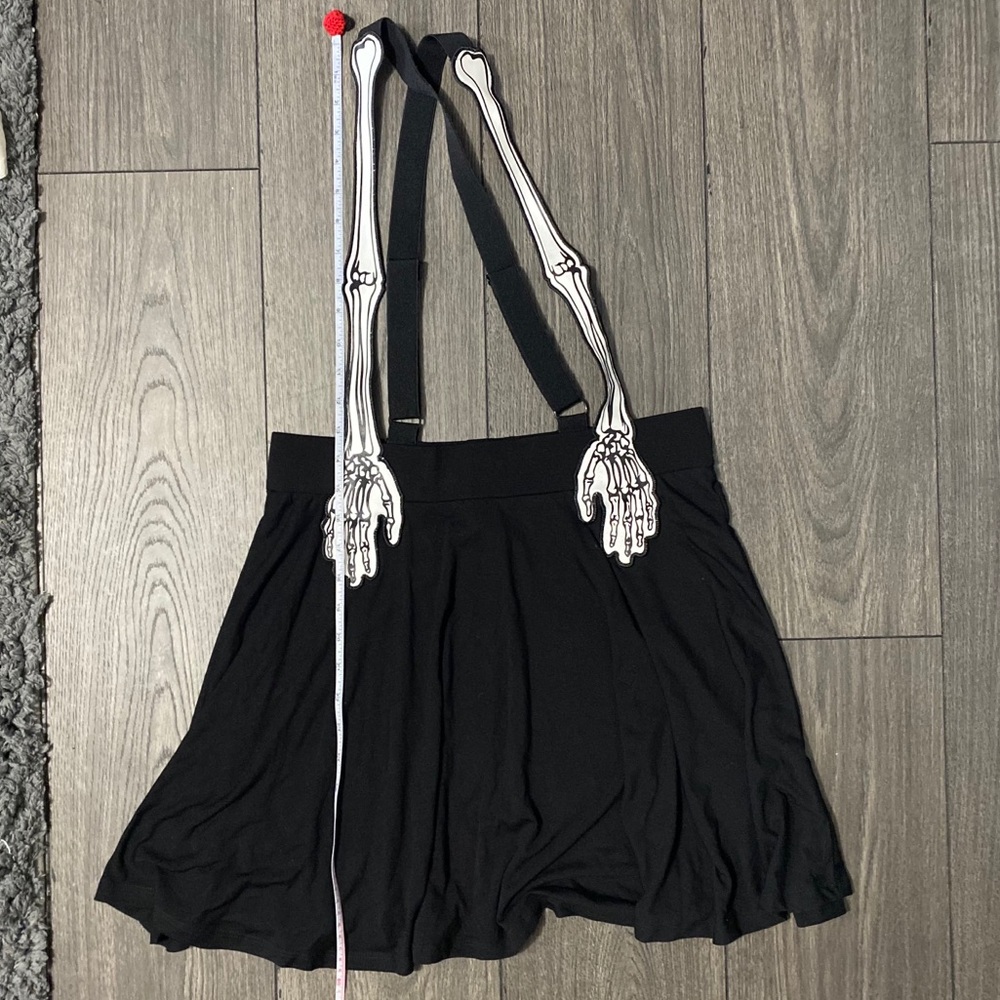 Skeleton hand suspender skirt - Picture 5 of 5